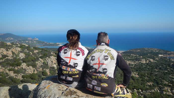 Claudio Gambula Sbarbytour e Monica Endurodonna in Sardegna, vista sul mare